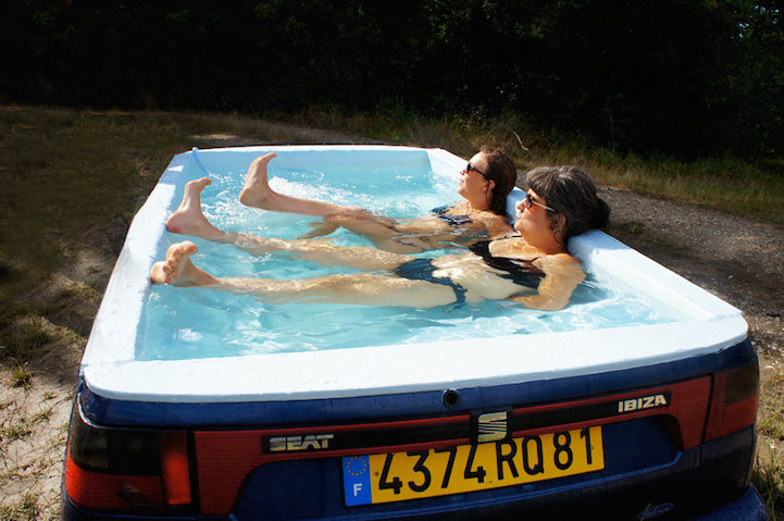 土豪艺术家用车改装成露天浴缸