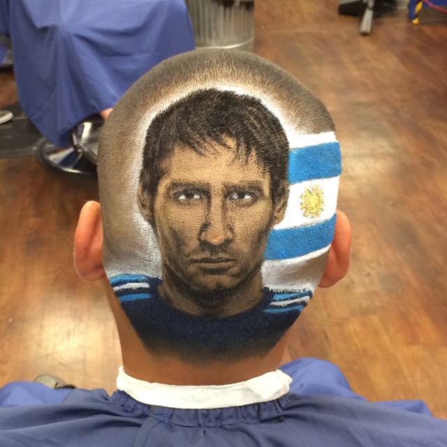 发型师惊艳之作，脑袋上剪出的世界杯球星照